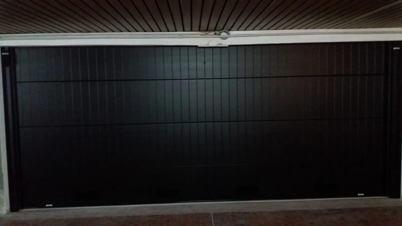 Porta sezionale con dove verticali - Ferrari Porte